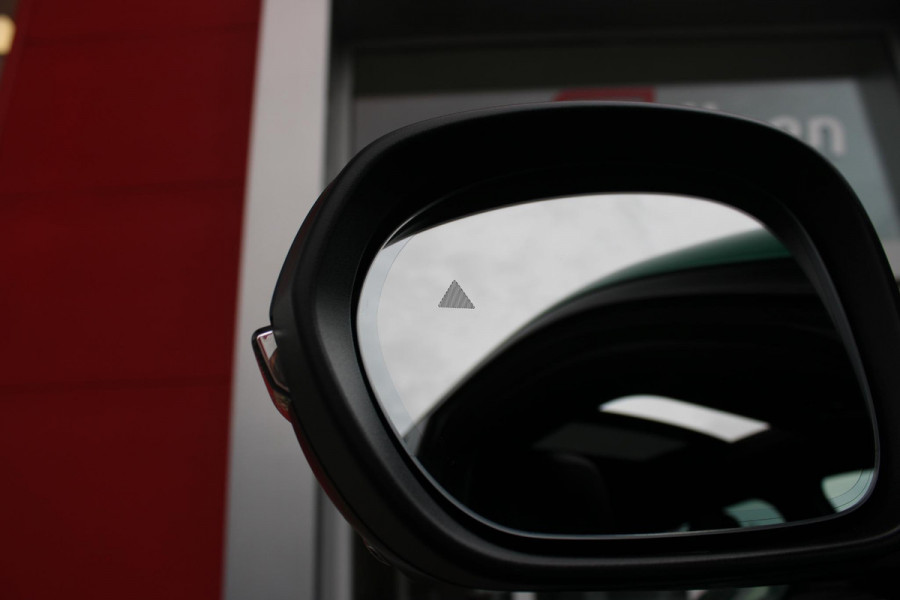 Alfa Romeo Tonale 1.3T PHEV 280PK TRIBUTO ITALIANO | PANORAMISCH SCHUIF / KANTELDAK | ZWART DAK | ZWART LEDEREN BEKLEDING MET RODE ACCENTEN/ GEBORDUURD "TRIBUTO ITALIANO" LOGO OP HOOFD STEUNEN | VOORSTOELEN / STUUR VERWARMD | VOORSTOELEN ELEKTRISCH VERSTELBAAR | HARMAN KARDON | DRAADLOOS APPLE CARPLAY / ANDROID AUTO | 360° CAMERA | AUTOMATISCH DIMMENDE BUITENSPIEGELS | 20"INCH LICHTMETALEN VELGEN | ADAPTIVE CRUISE CONTROL | KEYLESS ENTRY / START | ELEKTRISCH BEDIENBARE ACHTERKLEP | DRAADLOZE TELEFOONLADER | AMBIENT LIGHTING | DONKERE HEMELBEKLEDING | SCHAKELFLIPPERS AAN HET STUUR | VERW