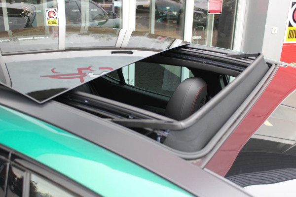 Alfa Romeo Tonale 1.3T PHEV 280PK TRIBUTO ITALIANO | PANORAMISCH SCHUIF / KANTELDAK | ZWART DAK | ZWART LEDEREN BEKLEDING MET RODE ACCENTEN/ GEBORDUURD "TRIBUTO ITALIANO" LOGO OP HOOFD STEUNEN | VOORSTOELEN / STUUR VERWARMD | VOORSTOELEN ELEKTRISCH VERSTELBAAR | HARMAN KARDON | DRAADLOOS APPLE CARPLAY / ANDROID AUTO | 360° CAMERA | AUTOMATISCH DIMMENDE BUITENSPIEGELS | 20"INCH LICHTMETALEN VELGEN | ADAPTIVE CRUISE CONTROL | KEYLESS ENTRY / START | ELEKTRISCH BEDIENBARE ACHTERKLEP | DRAADLOZE TELEFOONLADER | AMBIENT LIGHTING | DONKERE HEMELBEKLEDING | SCHAKELFLIPPERS AAN HET STUUR | VERW