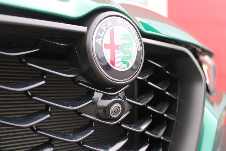 Alfa Romeo Tonale 1.3T PHEV 280PK TRIBUTO ITALIANO | PANORAMISCH SCHUIF / KANTELDAK | ZWART DAK | ZWART LEDEREN BEKLEDING MET RODE ACCENTEN/ GEBORDUURD "TRIBUTO ITALIANO" LOGO OP HOOFD STEUNEN | VOORSTOELEN / STUUR VERWARMD | VOORSTOELEN ELEKTRISCH VERSTELBAAR | HARMAN KARDON | DRAADLOOS APPLE CARPLAY / ANDROID AUTO | 360° CAMERA | AUTOMATISCH DIMMENDE BUITENSPIEGELS | 20"INCH LICHTMETALEN VELGEN | ADAPTIVE CRUISE CONTROL | KEYLESS ENTRY / START | ELEKTRISCH BEDIENBARE ACHTERKLEP | DRAADLOZE TELEFOONLADER | AMBIENT LIGHTING | DONKERE HEMELBEKLEDING | SCHAKELFLIPPERS AAN HET STUUR | VERW