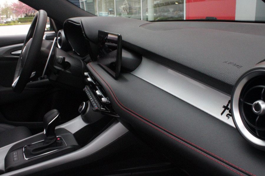 Alfa Romeo Tonale 1.3T PHEV 280PK TRIBUTO ITALIANO | PANORAMISCH SCHUIF / KANTELDAK | ZWART DAK | ZWART LEDEREN BEKLEDING MET RODE ACCENTEN/ GEBORDUURD "TRIBUTO ITALIANO" LOGO OP HOOFD STEUNEN | VOORSTOELEN / STUUR VERWARMD | VOORSTOELEN ELEKTRISCH VERSTELBAAR | HARMAN KARDON | DRAADLOOS APPLE CARPLAY / ANDROID AUTO | 360° CAMERA | AUTOMATISCH DIMMENDE BUITENSPIEGELS | 20"INCH LICHTMETALEN VELGEN | ADAPTIVE CRUISE CONTROL | KEYLESS ENTRY / START | ELEKTRISCH BEDIENBARE ACHTERKLEP | DRAADLOZE TELEFOONLADER | AMBIENT LIGHTING | DONKERE HEMELBEKLEDING | SCHAKELFLIPPERS AAN HET STUUR | VERW