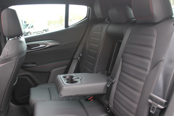 Alfa Romeo Tonale 1.3T PHEV 280PK TRIBUTO ITALIANO | PANORAMISCH SCHUIF / KANTELDAK | ZWART DAK | ZWART LEDEREN BEKLEDING MET RODE ACCENTEN/ GEBORDUURD "TRIBUTO ITALIANO" LOGO OP HOOFD STEUNEN | VOORSTOELEN / STUUR VERWARMD | VOORSTOELEN ELEKTRISCH VERSTELBAAR | HARMAN KARDON | DRAADLOOS APPLE CARPLAY / ANDROID AUTO | 360° CAMERA | AUTOMATISCH DIMMENDE BUITENSPIEGELS | 20"INCH LICHTMETALEN VELGEN | ADAPTIVE CRUISE CONTROL | KEYLESS ENTRY / START | ELEKTRISCH BEDIENBARE ACHTERKLEP | DRAADLOZE TELEFOONLADER | AMBIENT LIGHTING | DONKERE HEMELBEKLEDING | SCHAKELFLIPPERS AAN HET STUUR | VERW