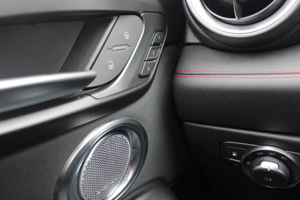 Alfa Romeo Tonale 1.3T PHEV 280PK TRIBUTO ITALIANO | PANORAMISCH SCHUIF / KANTELDAK | ZWART DAK | ZWART LEDEREN BEKLEDING MET RODE ACCENTEN/ GEBORDUURD "TRIBUTO ITALIANO" LOGO OP HOOFD STEUNEN | VOORSTOELEN / STUUR VERWARMD | VOORSTOELEN ELEKTRISCH VERSTELBAAR | HARMAN KARDON | DRAADLOOS APPLE CARPLAY / ANDROID AUTO | 360° CAMERA | AUTOMATISCH DIMMENDE BUITENSPIEGELS | 20"INCH LICHTMETALEN VELGEN | ADAPTIVE CRUISE CONTROL | KEYLESS ENTRY / START | ELEKTRISCH BEDIENBARE ACHTERKLEP | DRAADLOZE TELEFOONLADER | AMBIENT LIGHTING | DONKERE HEMELBEKLEDING | SCHAKELFLIPPERS AAN HET STUUR | VERW