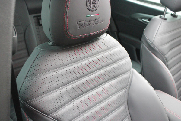 Alfa Romeo Tonale 1.3T PHEV 280PK TRIBUTO ITALIANO | PANORAMISCH SCHUIF / KANTELDAK | ZWART DAK | ZWART LEDEREN BEKLEDING MET RODE ACCENTEN/ GEBORDUURD "TRIBUTO ITALIANO" LOGO OP HOOFD STEUNEN | VOORSTOELEN / STUUR VERWARMD | VOORSTOELEN ELEKTRISCH VERSTELBAAR | HARMAN KARDON | DRAADLOOS APPLE CARPLAY / ANDROID AUTO | 360° CAMERA | AUTOMATISCH DIMMENDE BUITENSPIEGELS | 20"INCH LICHTMETALEN VELGEN | ADAPTIVE CRUISE CONTROL | KEYLESS ENTRY / START | ELEKTRISCH BEDIENBARE ACHTERKLEP | DRAADLOZE TELEFOONLADER | AMBIENT LIGHTING | DONKERE HEMELBEKLEDING | SCHAKELFLIPPERS AAN HET STUUR | VERW