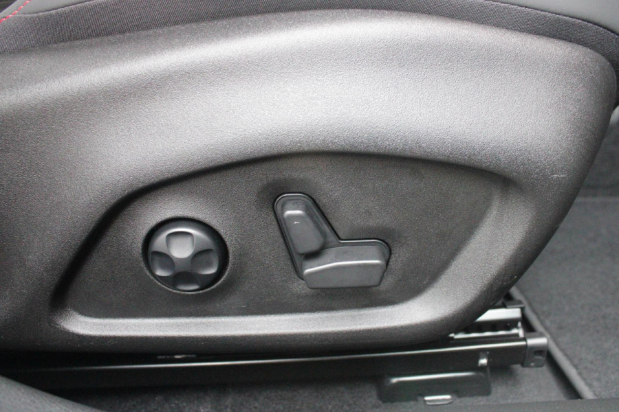 Alfa Romeo Tonale 1.3T PHEV 280PK TRIBUTO ITALIANO | PANORAMISCH SCHUIF / KANTELDAK | ZWART DAK | ZWART LEDEREN BEKLEDING MET RODE ACCENTEN/ GEBORDUURD "TRIBUTO ITALIANO" LOGO OP HOOFD STEUNEN | VOORSTOELEN / STUUR VERWARMD | VOORSTOELEN ELEKTRISCH VERSTELBAAR | HARMAN KARDON | DRAADLOOS APPLE CARPLAY / ANDROID AUTO | 360° CAMERA | AUTOMATISCH DIMMENDE BUITENSPIEGELS | 20"INCH LICHTMETALEN VELGEN | ADAPTIVE CRUISE CONTROL | KEYLESS ENTRY / START | ELEKTRISCH BEDIENBARE ACHTERKLEP | DRAADLOZE TELEFOONLADER | AMBIENT LIGHTING | DONKERE HEMELBEKLEDING | SCHAKELFLIPPERS AAN HET STUUR | VERW