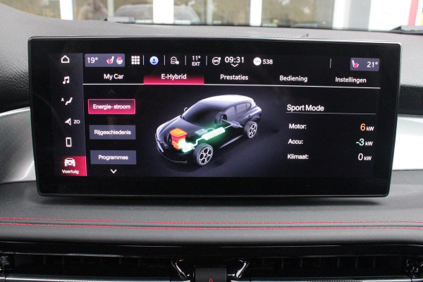 Alfa Romeo Tonale 1.3T PHEV 280PK TRIBUTO ITALIANO | PANORAMISCH SCHUIF / KANTELDAK | ZWART DAK | ZWART LEDEREN BEKLEDING MET RODE ACCENTEN/ GEBORDUURD "TRIBUTO ITALIANO" LOGO OP HOOFD STEUNEN | VOORSTOELEN / STUUR VERWARMD | VOORSTOELEN ELEKTRISCH VERSTELBAAR | HARMAN KARDON | DRAADLOOS APPLE CARPLAY / ANDROID AUTO | 360° CAMERA | AUTOMATISCH DIMMENDE BUITENSPIEGELS | 20"INCH LICHTMETALEN VELGEN | ADAPTIVE CRUISE CONTROL | KEYLESS ENTRY / START | ELEKTRISCH BEDIENBARE ACHTERKLEP | DRAADLOZE TELEFOONLADER | AMBIENT LIGHTING | DONKERE HEMELBEKLEDING | SCHAKELFLIPPERS AAN HET STUUR | VERW