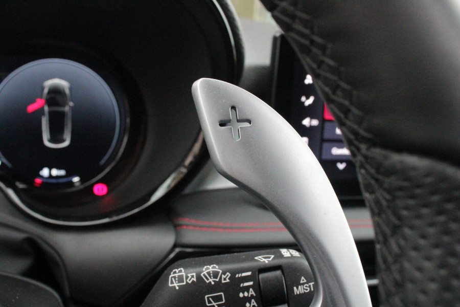 Alfa Romeo Tonale 1.3T PHEV 280PK TRIBUTO ITALIANO | PANORAMISCH SCHUIF / KANTELDAK | ZWART DAK | ZWART LEDEREN BEKLEDING MET RODE ACCENTEN/ GEBORDUURD "TRIBUTO ITALIANO" LOGO OP HOOFD STEUNEN | VOORSTOELEN / STUUR VERWARMD | VOORSTOELEN ELEKTRISCH VERSTELBAAR | HARMAN KARDON | DRAADLOOS APPLE CARPLAY / ANDROID AUTO | 360° CAMERA | AUTOMATISCH DIMMENDE BUITENSPIEGELS | 20"INCH LICHTMETALEN VELGEN | ADAPTIVE CRUISE CONTROL | KEYLESS ENTRY / START | ELEKTRISCH BEDIENBARE ACHTERKLEP | DRAADLOZE TELEFOONLADER | AMBIENT LIGHTING | DONKERE HEMELBEKLEDING | SCHAKELFLIPPERS AAN HET STUUR | VERW