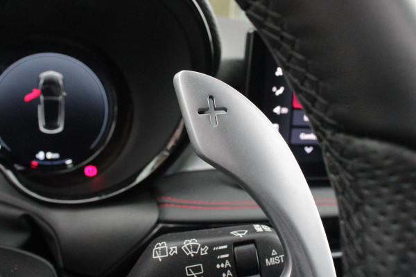 Alfa Romeo Tonale 1.3T PHEV 280PK TRIBUTO ITALIANO | PANORAMISCH SCHUIF / KANTELDAK | ZWART DAK | ZWART LEDEREN BEKLEDING MET RODE ACCENTEN/ GEBORDUURD "TRIBUTO ITALIANO" LOGO OP HOOFD STEUNEN | VOORSTOELEN / STUUR VERWARMD | VOORSTOELEN ELEKTRISCH VERSTELBAAR | HARMAN KARDON | DRAADLOOS APPLE CARPLAY / ANDROID AUTO | 360° CAMERA | AUTOMATISCH DIMMENDE BUITENSPIEGELS | 20"INCH LICHTMETALEN VELGEN | ADAPTIVE CRUISE CONTROL | KEYLESS ENTRY / START | ELEKTRISCH BEDIENBARE ACHTERKLEP | DRAADLOZE TELEFOONLADER | AMBIENT LIGHTING | DONKERE HEMELBEKLEDING | SCHAKELFLIPPERS AAN HET STUUR | VERW