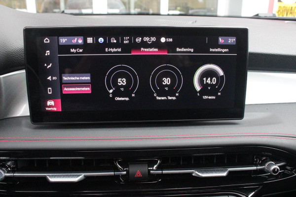 Alfa Romeo Tonale 1.3T PHEV 280PK TRIBUTO ITALIANO | PANORAMISCH SCHUIF / KANTELDAK | ZWART DAK | ZWART LEDEREN BEKLEDING MET RODE ACCENTEN/ GEBORDUURD "TRIBUTO ITALIANO" LOGO OP HOOFD STEUNEN | VOORSTOELEN / STUUR VERWARMD | VOORSTOELEN ELEKTRISCH VERSTELBAAR | HARMAN KARDON | DRAADLOOS APPLE CARPLAY / ANDROID AUTO | 360° CAMERA | AUTOMATISCH DIMMENDE BUITENSPIEGELS | 20"INCH LICHTMETALEN VELGEN | ADAPTIVE CRUISE CONTROL | KEYLESS ENTRY / START | ELEKTRISCH BEDIENBARE ACHTERKLEP | DRAADLOZE TELEFOONLADER | AMBIENT LIGHTING | DONKERE HEMELBEKLEDING | SCHAKELFLIPPERS AAN HET STUUR | VERW