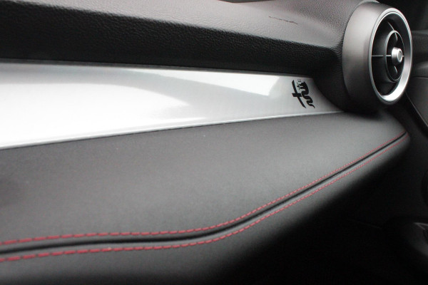 Alfa Romeo Tonale 1.3T PHEV 280PK TRIBUTO ITALIANO | PANORAMISCH SCHUIF / KANTELDAK | ZWART DAK | ZWART LEDEREN BEKLEDING MET RODE ACCENTEN/ GEBORDUURD "TRIBUTO ITALIANO" LOGO OP HOOFD STEUNEN | VOORSTOELEN / STUUR VERWARMD | VOORSTOELEN ELEKTRISCH VERSTELBAAR | HARMAN KARDON | DRAADLOOS APPLE CARPLAY / ANDROID AUTO | 360° CAMERA | AUTOMATISCH DIMMENDE BUITENSPIEGELS | 20"INCH LICHTMETALEN VELGEN | ADAPTIVE CRUISE CONTROL | KEYLESS ENTRY / START | ELEKTRISCH BEDIENBARE ACHTERKLEP | DRAADLOZE TELEFOONLADER | AMBIENT LIGHTING | DONKERE HEMELBEKLEDING | SCHAKELFLIPPERS AAN HET STUUR | VERW