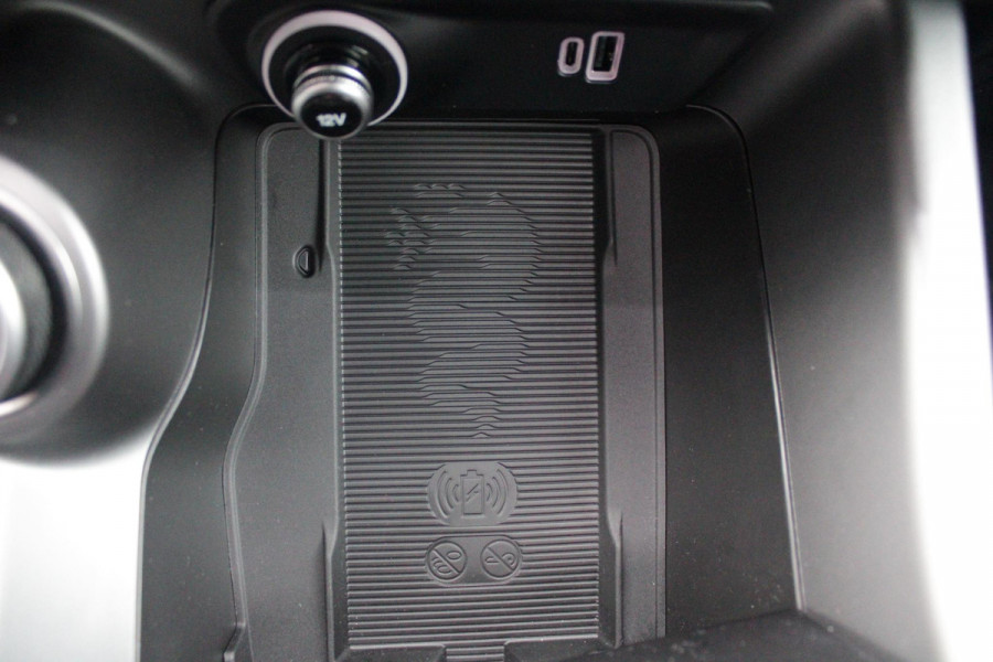 Alfa Romeo Tonale 1.3T PHEV 280PK TRIBUTO ITALIANO | PANORAMISCH SCHUIF / KANTELDAK | ZWART DAK | ZWART LEDEREN BEKLEDING MET RODE ACCENTEN/ GEBORDUURD "TRIBUTO ITALIANO" LOGO OP HOOFD STEUNEN | VOORSTOELEN / STUUR VERWARMD | VOORSTOELEN ELEKTRISCH VERSTELBAAR | HARMAN KARDON | DRAADLOOS APPLE CARPLAY / ANDROID AUTO | 360° CAMERA | AUTOMATISCH DIMMENDE BUITENSPIEGELS | 20"INCH LICHTMETALEN VELGEN | ADAPTIVE CRUISE CONTROL | KEYLESS ENTRY / START | ELEKTRISCH BEDIENBARE ACHTERKLEP | DRAADLOZE TELEFOONLADER | AMBIENT LIGHTING | DONKERE HEMELBEKLEDING | SCHAKELFLIPPERS AAN HET STUUR | VERW