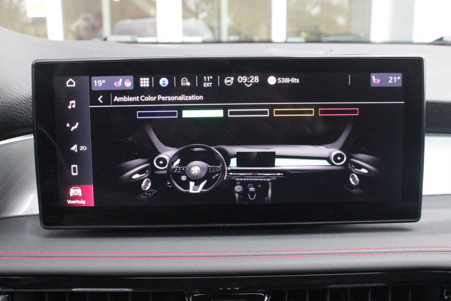 Alfa Romeo Tonale 1.3T PHEV 280PK TRIBUTO ITALIANO | PANORAMISCH SCHUIF / KANTELDAK | ZWART DAK | ZWART LEDEREN BEKLEDING MET RODE ACCENTEN/ GEBORDUURD "TRIBUTO ITALIANO" LOGO OP HOOFD STEUNEN | VOORSTOELEN / STUUR VERWARMD | VOORSTOELEN ELEKTRISCH VERSTELBAAR | HARMAN KARDON | DRAADLOOS APPLE CARPLAY / ANDROID AUTO | 360° CAMERA | AUTOMATISCH DIMMENDE BUITENSPIEGELS | 20"INCH LICHTMETALEN VELGEN | ADAPTIVE CRUISE CONTROL | KEYLESS ENTRY / START | ELEKTRISCH BEDIENBARE ACHTERKLEP | DRAADLOZE TELEFOONLADER | AMBIENT LIGHTING | DONKERE HEMELBEKLEDING | SCHAKELFLIPPERS AAN HET STUUR | VERW