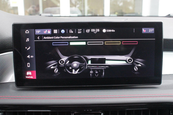 Alfa Romeo Tonale 1.3T PHEV 280PK TRIBUTO ITALIANO | PANORAMISCH SCHUIF / KANTELDAK | ZWART DAK | ZWART LEDEREN BEKLEDING MET RODE ACCENTEN/ GEBORDUURD "TRIBUTO ITALIANO" LOGO OP HOOFD STEUNEN | VOORSTOELEN / STUUR VERWARMD | VOORSTOELEN ELEKTRISCH VERSTELBAAR | HARMAN KARDON | DRAADLOOS APPLE CARPLAY / ANDROID AUTO | 360° CAMERA | AUTOMATISCH DIMMENDE BUITENSPIEGELS | 20"INCH LICHTMETALEN VELGEN | ADAPTIVE CRUISE CONTROL | KEYLESS ENTRY / START | ELEKTRISCH BEDIENBARE ACHTERKLEP | DRAADLOZE TELEFOONLADER | AMBIENT LIGHTING | DONKERE HEMELBEKLEDING | SCHAKELFLIPPERS AAN HET STUUR | VERW