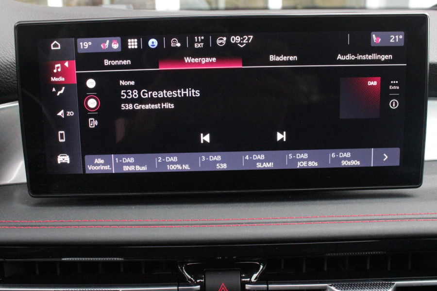 Alfa Romeo Tonale 1.3T PHEV 280PK TRIBUTO ITALIANO | PANORAMISCH SCHUIF / KANTELDAK | ZWART DAK | ZWART LEDEREN BEKLEDING MET RODE ACCENTEN/ GEBORDUURD "TRIBUTO ITALIANO" LOGO OP HOOFD STEUNEN | VOORSTOELEN / STUUR VERWARMD | VOORSTOELEN ELEKTRISCH VERSTELBAAR | HARMAN KARDON | DRAADLOOS APPLE CARPLAY / ANDROID AUTO | 360° CAMERA | AUTOMATISCH DIMMENDE BUITENSPIEGELS | 20"INCH LICHTMETALEN VELGEN | ADAPTIVE CRUISE CONTROL | KEYLESS ENTRY / START | ELEKTRISCH BEDIENBARE ACHTERKLEP | DRAADLOZE TELEFOONLADER | AMBIENT LIGHTING | DONKERE HEMELBEKLEDING | SCHAKELFLIPPERS AAN HET STUUR | VERW