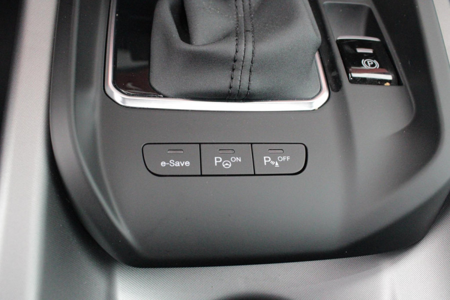 Alfa Romeo Tonale 1.3T PHEV 280PK TRIBUTO ITALIANO | PANORAMISCH SCHUIF / KANTELDAK | ZWART DAK | ZWART LEDEREN BEKLEDING MET RODE ACCENTEN/ GEBORDUURD "TRIBUTO ITALIANO" LOGO OP HOOFD STEUNEN | VOORSTOELEN / STUUR VERWARMD | VOORSTOELEN ELEKTRISCH VERSTELBAAR | HARMAN KARDON | DRAADLOOS APPLE CARPLAY / ANDROID AUTO | 360° CAMERA | AUTOMATISCH DIMMENDE BUITENSPIEGELS | 20"INCH LICHTMETALEN VELGEN | ADAPTIVE CRUISE CONTROL | KEYLESS ENTRY / START | ELEKTRISCH BEDIENBARE ACHTERKLEP | DRAADLOZE TELEFOONLADER | AMBIENT LIGHTING | DONKERE HEMELBEKLEDING | SCHAKELFLIPPERS AAN HET STUUR | VERW