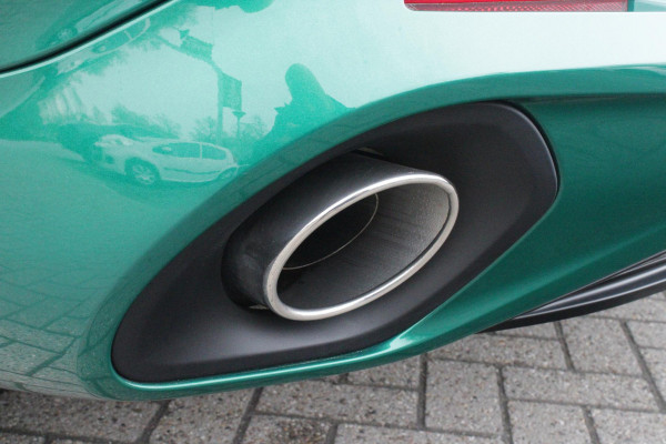 Alfa Romeo Tonale 1.3T PHEV 280PK TRIBUTO ITALIANO | PANORAMISCH SCHUIF / KANTELDAK | ZWART DAK | ZWART LEDEREN BEKLEDING MET RODE ACCENTEN/ GEBORDUURD "TRIBUTO ITALIANO" LOGO OP HOOFD STEUNEN | VOORSTOELEN / STUUR VERWARMD | VOORSTOELEN ELEKTRISCH VERSTELBAAR | HARMAN KARDON | DRAADLOOS APPLE CARPLAY / ANDROID AUTO | 360° CAMERA | AUTOMATISCH DIMMENDE BUITENSPIEGELS | 20"INCH LICHTMETALEN VELGEN | ADAPTIVE CRUISE CONTROL | KEYLESS ENTRY / START | ELEKTRISCH BEDIENBARE ACHTERKLEP | DRAADLOZE TELEFOONLADER | AMBIENT LIGHTING | DONKERE HEMELBEKLEDING | SCHAKELFLIPPERS AAN HET STUUR | VERW