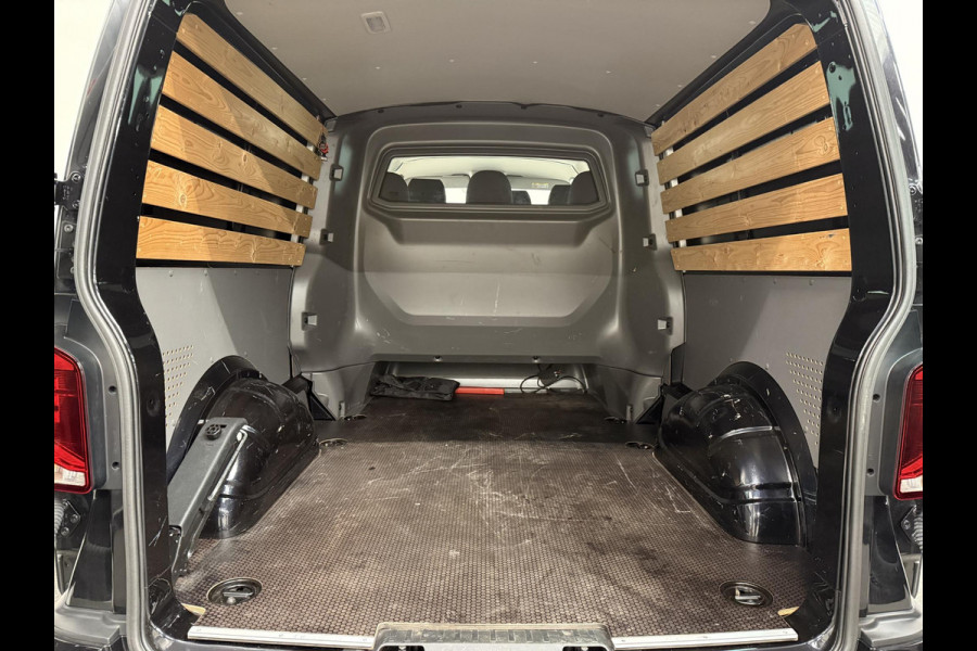 Volkswagen Transporter 2.0 TDI L2H1 28 Dubbele Cabine Highline Airco Cruise Control adaptief Parkeersensoren voor en achter 17" Lichtmetalen velgen