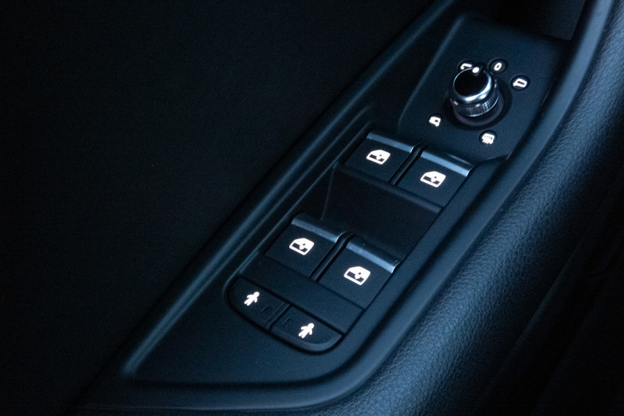 Audi A4 Avant 2.0 TFSI MHEV Sport S-line black edition | STOELVERWARMING | TREKHAAK | ACC | HEAD UP DISPLAY | LEDER