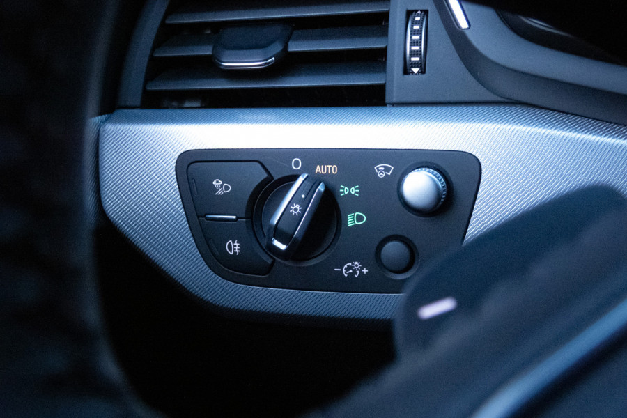 Audi A4 Avant 2.0 TFSI MHEV Sport S-line black edition | STOELVERWARMING | TREKHAAK | ACC | HEAD UP DISPLAY | LEDER