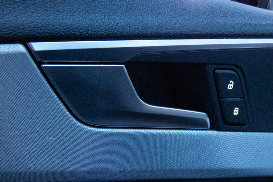 Audi A4 Avant 2.0 TFSI MHEV Sport S-line black edition | STOELVERWARMING | TREKHAAK | ACC | HEAD UP DISPLAY | LEDER