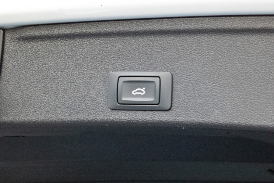 Audi A4 Avant 2.0 TFSI MHEV Sport S-line black edition | STOELVERWARMING | TREKHAAK | ACC | HEAD UP DISPLAY | LEDER