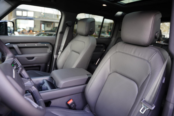 Land Rover Defender 110 2.0 P300e 110 X-Dynamic HSE / Panoramadak / Nieuw