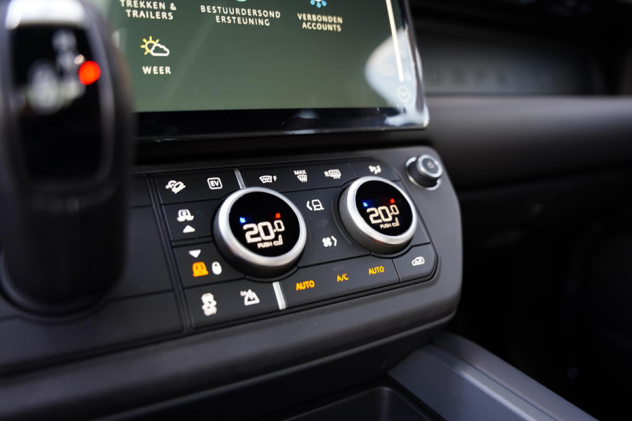 Land Rover Defender 110 2.0 P300e 110 X-Dynamic HSE / Panoramadak / Nieuw