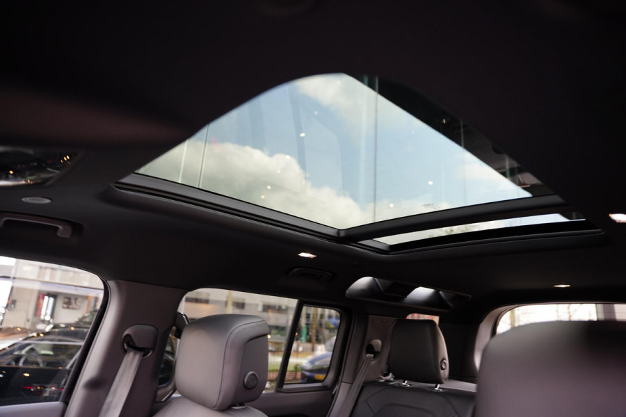 Land Rover Defender 110 2.0 P300e 110 X-Dynamic HSE / Panoramadak / Nieuw