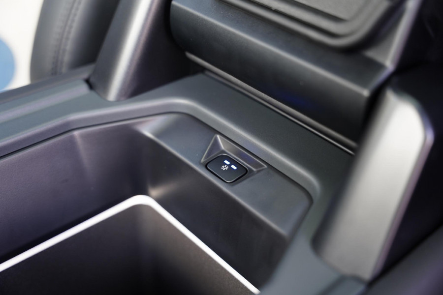 Land Rover Defender 110 2.0 P300e 110 X-Dynamic HSE / Panoramadak / Nieuw