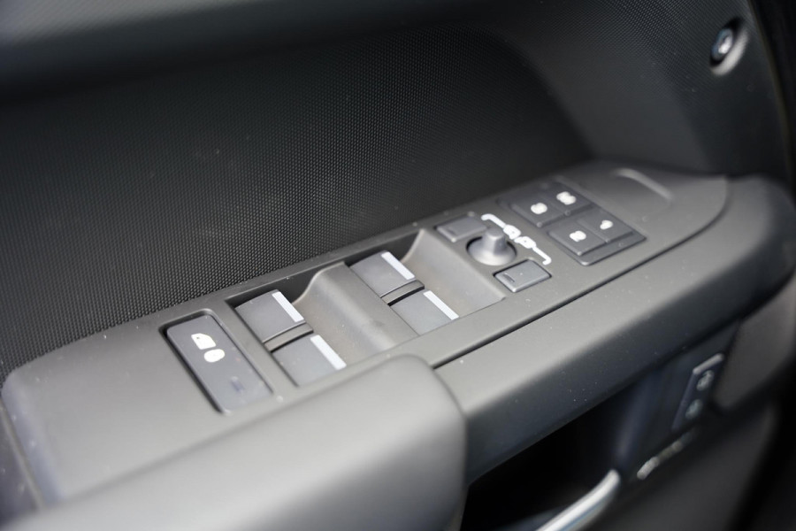 Land Rover Defender 110 2.0 P300e 110 X-Dynamic HSE / Panoramadak / Nieuw