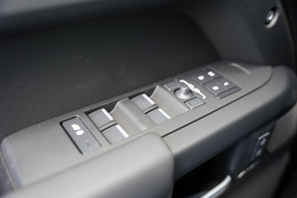 Land Rover Defender 110 2.0 P300e 110 X-Dynamic HSE / Panoramadak / Nieuw