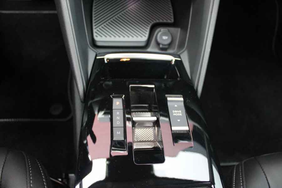 Citroën C4 C4 1.2 HYbrid 145PK MAX | HEAD UP DISPLAY | CAMERA VOOR + ACHTER | NAVIGATIE | DRAADLOZE TELEFOONLADER | FULL LED KOPLAMPEN | DRAADLOZE APPLE CARPLAY/ANDROID AUTO | 18" LICHTMETALEN VELGEN | ADAPTIVE CRUISE CONTROL | CLIMATE CONTROL | LEDEREN BEKLEDING | DAB+ RADIO | KEYLESS ENTRY/START |