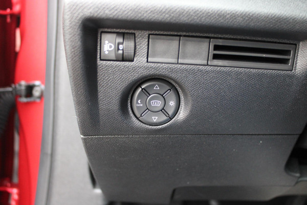 Citroën C4 C4 1.2 HYbrid 145PK MAX | HEAD UP DISPLAY | CAMERA VOOR + ACHTER | NAVIGATIE | DRAADLOZE TELEFOONLADER | FULL LED KOPLAMPEN | DRAADLOZE APPLE CARPLAY/ANDROID AUTO | 18" LICHTMETALEN VELGEN | ADAPTIVE CRUISE CONTROL | CLIMATE CONTROL | LEDEREN BEKLEDING | DAB+ RADIO | KEYLESS ENTRY/START |