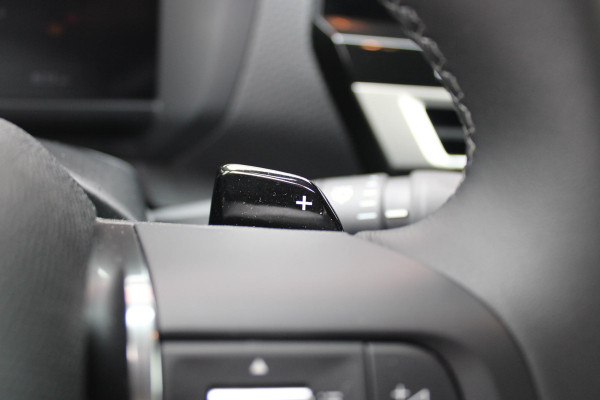 Citroën C4 C4 1.2 HYbrid 145PK MAX | HEAD UP DISPLAY | CAMERA VOOR + ACHTER | NAVIGATIE | DRAADLOZE TELEFOONLADER | FULL LED KOPLAMPEN | DRAADLOZE APPLE CARPLAY/ANDROID AUTO | 18" LICHTMETALEN VELGEN | ADAPTIVE CRUISE CONTROL | CLIMATE CONTROL | LEDEREN BEKLEDING | DAB+ RADIO | KEYLESS ENTRY/START |