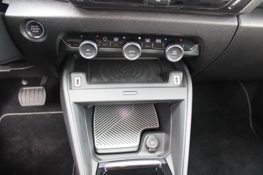 Citroën C4 C4 1.2 HYbrid 145PK MAX | HEAD UP DISPLAY | CAMERA VOOR + ACHTER | NAVIGATIE | DRAADLOZE TELEFOONLADER | FULL LED KOPLAMPEN | DRAADLOZE APPLE CARPLAY/ANDROID AUTO | 18" LICHTMETALEN VELGEN | ADAPTIVE CRUISE CONTROL | CLIMATE CONTROL | LEDEREN BEKLEDING | DAB+ RADIO | KEYLESS ENTRY/START |