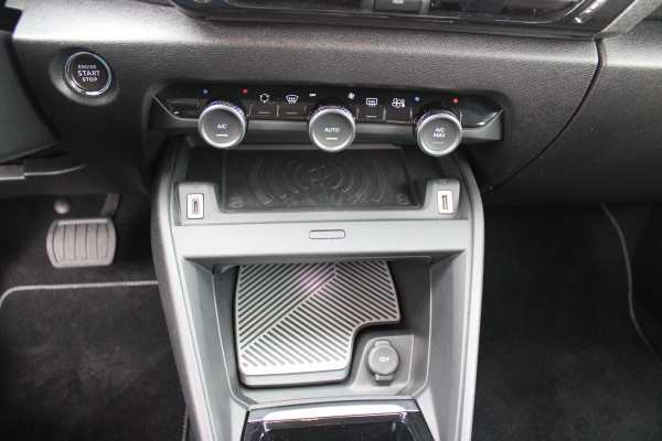 Citroën C4 C4 1.2 HYbrid 145PK MAX | HEAD UP DISPLAY | CAMERA VOOR + ACHTER | NAVIGATIE | DRAADLOZE TELEFOONLADER | FULL LED KOPLAMPEN | DRAADLOZE APPLE CARPLAY/ANDROID AUTO | 18" LICHTMETALEN VELGEN | ADAPTIVE CRUISE CONTROL | CLIMATE CONTROL | LEDEREN BEKLEDING | DAB+ RADIO | KEYLESS ENTRY/START |