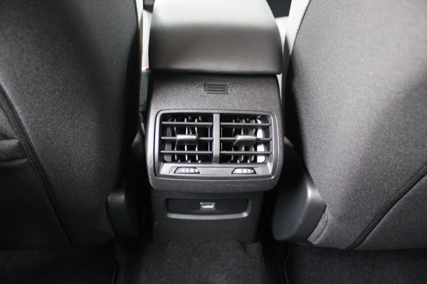 Citroën C4 C4 1.2 HYbrid 145PK MAX | HEAD UP DISPLAY | CAMERA VOOR + ACHTER | NAVIGATIE | DRAADLOZE TELEFOONLADER | FULL LED KOPLAMPEN | DRAADLOZE APPLE CARPLAY/ANDROID AUTO | 18" LICHTMETALEN VELGEN | ADAPTIVE CRUISE CONTROL | CLIMATE CONTROL | LEDEREN BEKLEDING | DAB+ RADIO | KEYLESS ENTRY/START |