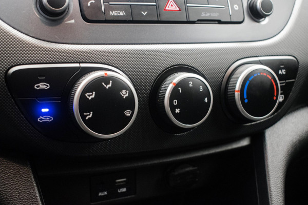 Hyundai i10 1.0i Comfort Luxury NL-auto [ Carplay Cruise Control Parkeersensoren Navigatie DAB+ Airco ]