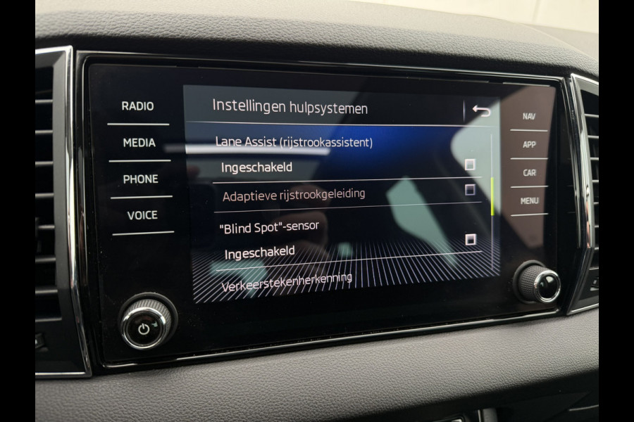 Škoda Karoq 1.5 TSI ACT Style | Pano | Elek. Trekhaak | LED | Carplay | Camera | Navi | PDC
