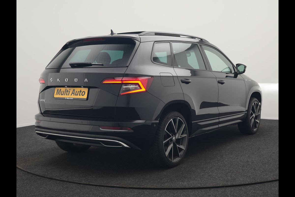 Škoda Karoq 1.5 TSI ACT Sportline 150pk DSG Dealer O.H | Trekhaak Afn. | Panodak | RS Sportstoelen Verwarmd | Adaptive Cruise | Sfeerverlichting | Camera | Apple Carplay | Keyless | Navigatie | DAB | 19" L.M |