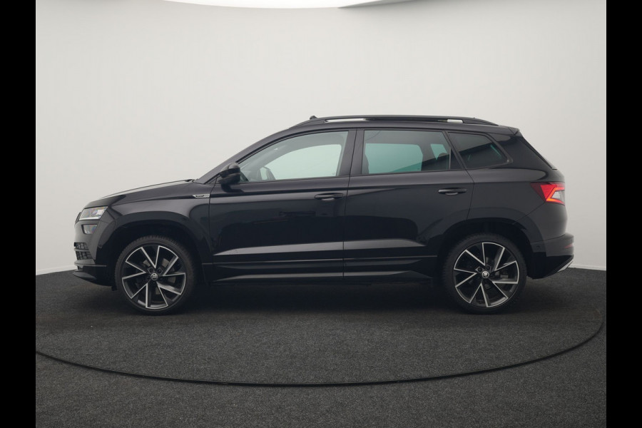 Škoda Karoq 1.5 TSI ACT Sportline 150pk DSG Dealer O.H | Trekhaak Afn. | Panodak | RS Sportstoelen Verwarmd | Adaptive Cruise | Sfeerverlichting | Camera | Apple Carplay | Keyless | Navigatie | DAB | 19" L.M |