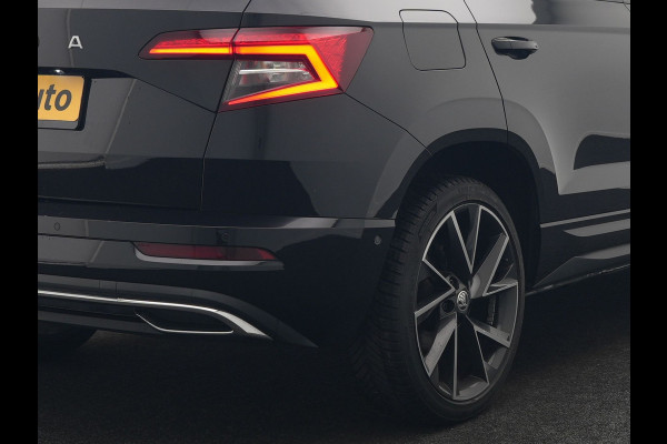 Škoda Karoq 1.5 TSI ACT Sportline 150pk DSG Dealer O.H | Trekhaak Afn. | Panodak | RS Sportstoelen Verwarmd | Adaptive Cruise | Sfeerverlichting | Camera | Apple Carplay | Keyless | Navigatie | DAB | 19" L.M |