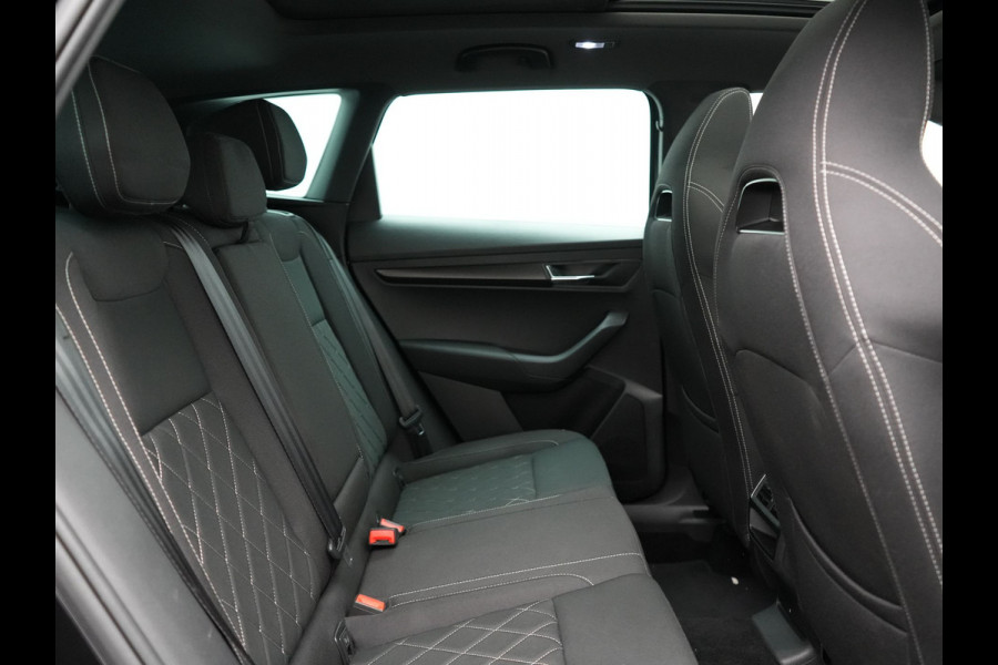 Škoda Karoq 1.5 TSI ACT Sportline 150pk DSG Dealer O.H | Trekhaak Afn. | Panodak | RS Sportstoelen Verwarmd | Adaptive Cruise | Sfeerverlichting | Camera | Apple Carplay | Keyless | Navigatie | DAB | 19" L.M |