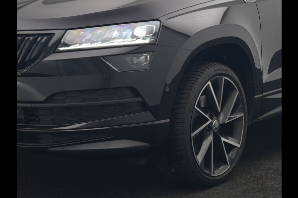 Škoda Karoq 1.5 TSI ACT Sportline 150pk DSG Dealer O.H | Trekhaak Afn. | Panodak | RS Sportstoelen Verwarmd | Adaptive Cruise | Sfeerverlichting | Camera | Apple Carplay | Keyless | Navigatie | DAB | 19" L.M |