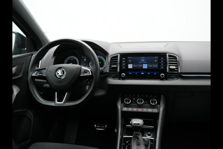 Škoda Karoq 1.5 TSI ACT Sportline 150pk DSG Dealer O.H | Trekhaak Afn. | Panodak | RS Sportstoelen Verwarmd | Adaptive Cruise | Sfeerverlichting | Camera | Apple Carplay | Keyless | Navigatie | DAB | 19" L.M |