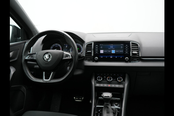 Škoda Karoq 1.5 TSI ACT Sportline 150pk DSG Dealer O.H | Trekhaak Afn. | Panodak | RS Sportstoelen Verwarmd | Adaptive Cruise | Sfeerverlichting | Camera | Apple Carplay | Keyless | Navigatie | DAB | 19" L.M |