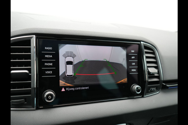 Škoda Karoq 1.5 TSI ACT Sportline 150pk DSG Dealer O.H | Trekhaak Afn. | Panodak | RS Sportstoelen Verwarmd | Adaptive Cruise | Sfeerverlichting | Camera | Apple Carplay | Keyless | Navigatie | DAB | 19" L.M |