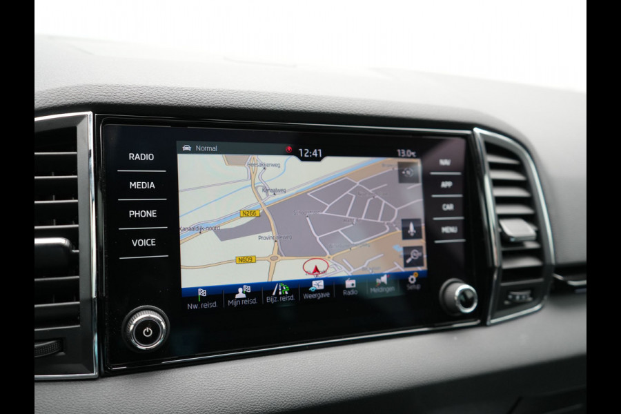 Škoda Karoq 1.5 TSI ACT Sportline 150pk DSG Dealer O.H | Trekhaak Afn. | Panodak | RS Sportstoelen Verwarmd | Adaptive Cruise | Sfeerverlichting | Camera | Apple Carplay | Keyless | Navigatie | DAB | 19" L.M |