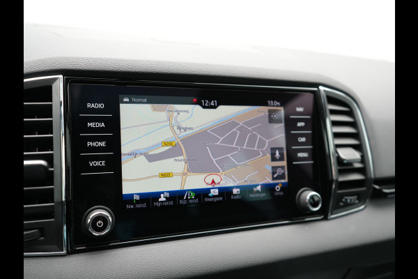 Škoda Karoq 1.5 TSI ACT Sportline 150pk DSG Dealer O.H | Trekhaak Afn. | Panodak | RS Sportstoelen Verwarmd | Adaptive Cruise | Sfeerverlichting | Camera | Apple Carplay | Keyless | Navigatie | DAB | 19" L.M |