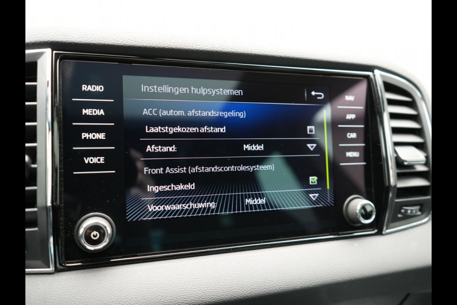 Škoda Karoq 1.5 TSI ACT Sportline 150pk DSG Dealer O.H | Trekhaak Afn. | Panodak | RS Sportstoelen Verwarmd | Adaptive Cruise | Sfeerverlichting | Camera | Apple Carplay | Keyless | Navigatie | DAB | 19" L.M |