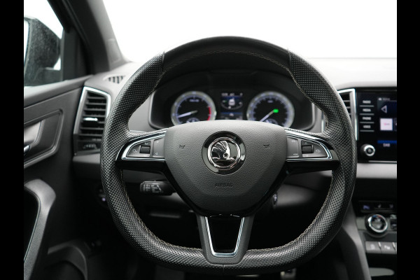 Škoda Karoq 1.5 TSI ACT Sportline 150pk DSG Dealer O.H | Trekhaak Afn. | Panodak | RS Sportstoelen Verwarmd | Adaptive Cruise | Sfeerverlichting | Camera | Apple Carplay | Keyless | Navigatie | DAB | 19" L.M |